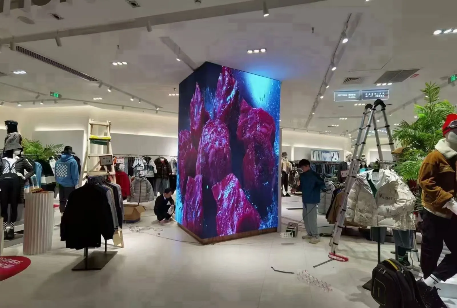 Shopping mall - Pillar Indoor LED display
